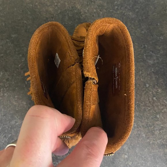 Minnetonka Kids Tall Fringed Moccasins - Size 1 - Picture 6 of 9